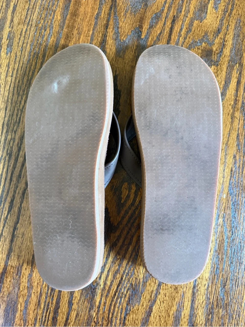 men’s brown leather flip flops - vineyard vines!